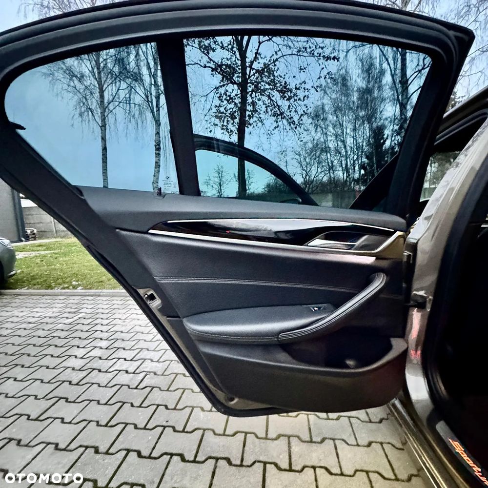 BMW Seria 5 530d Sport Line - 31