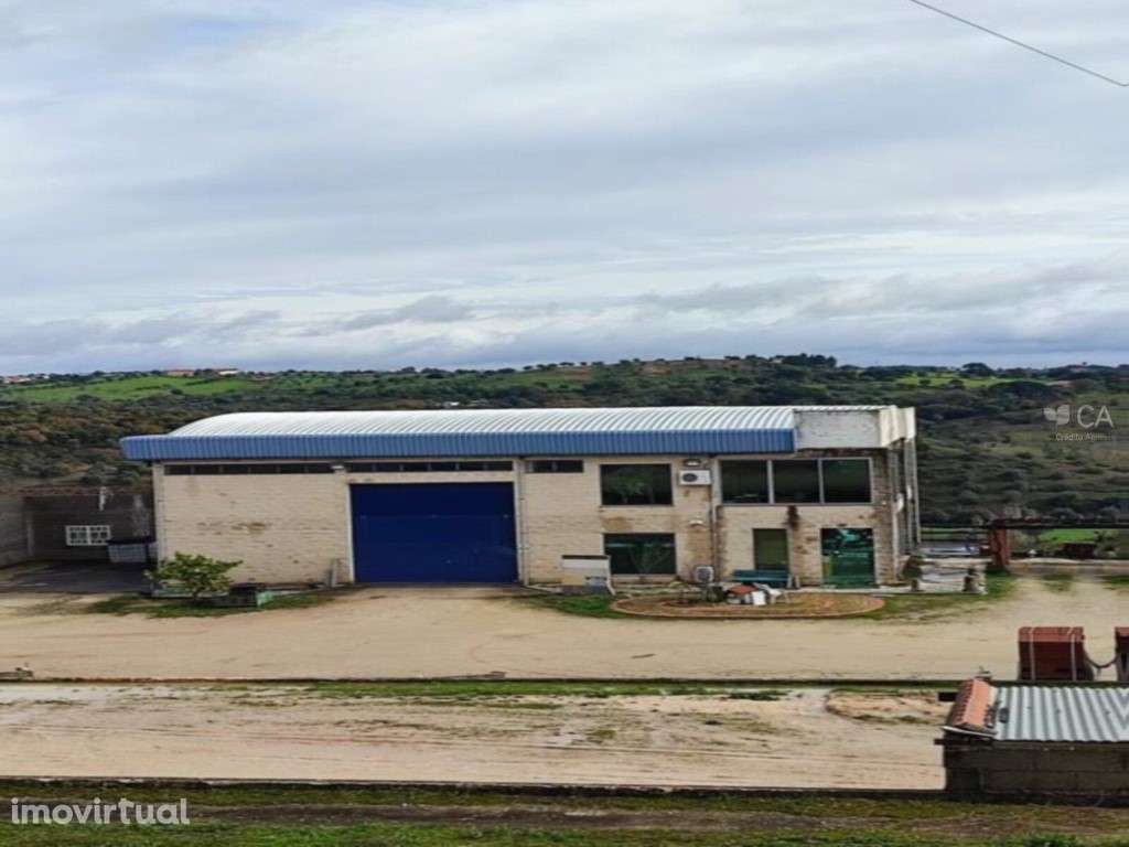 Prédio Misto (pavilhão industrial e prédio rústico) - Grande imagem: 2/12