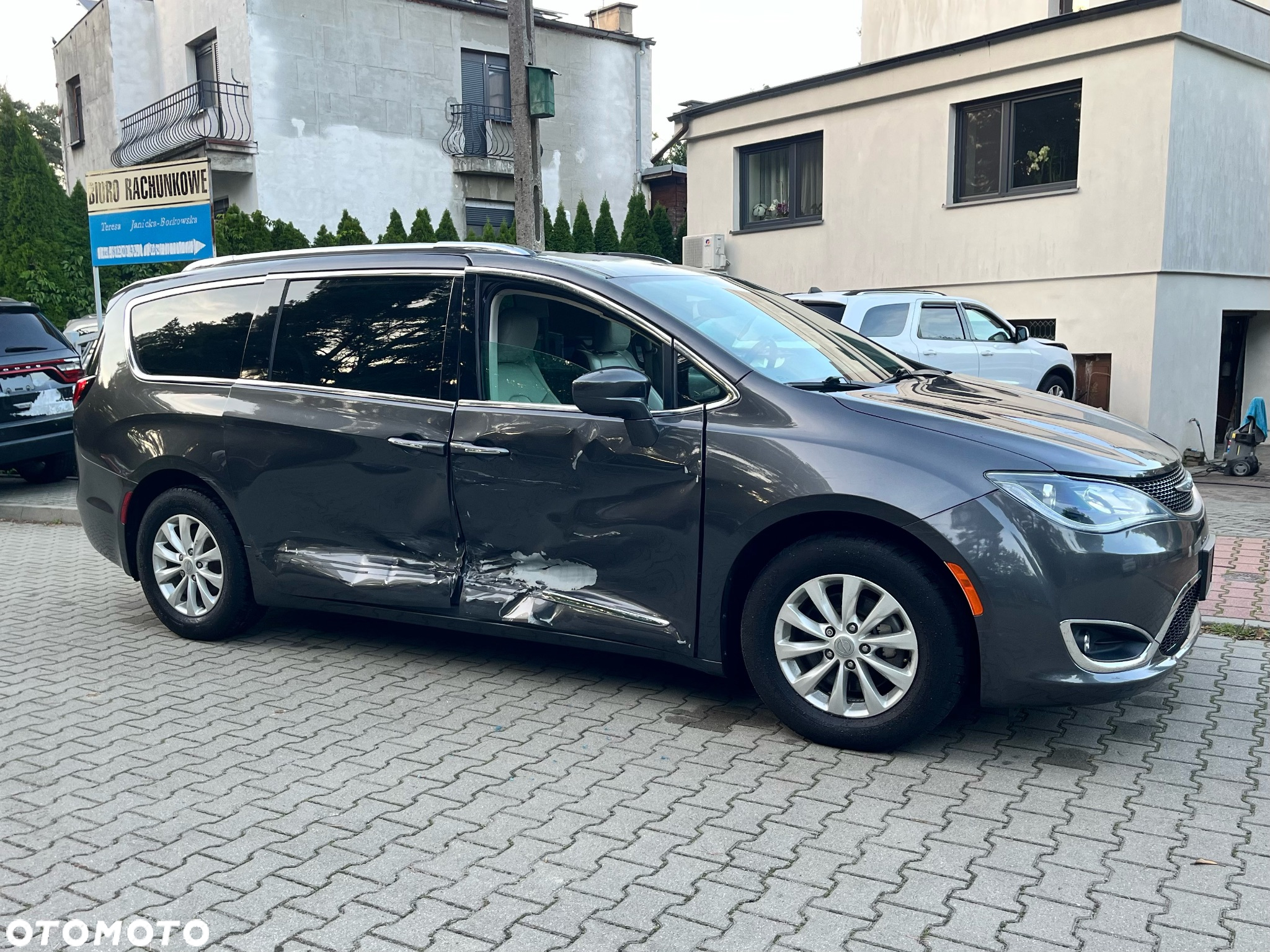 Chrysler Pacifica - 4