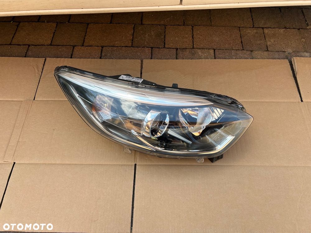 Renault Captur I lampa prawy przód europa 260102734R uszkodzona - 1