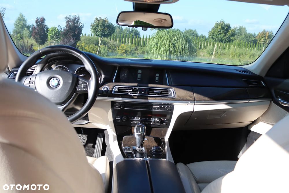 BMW Seria 7 750i - 22