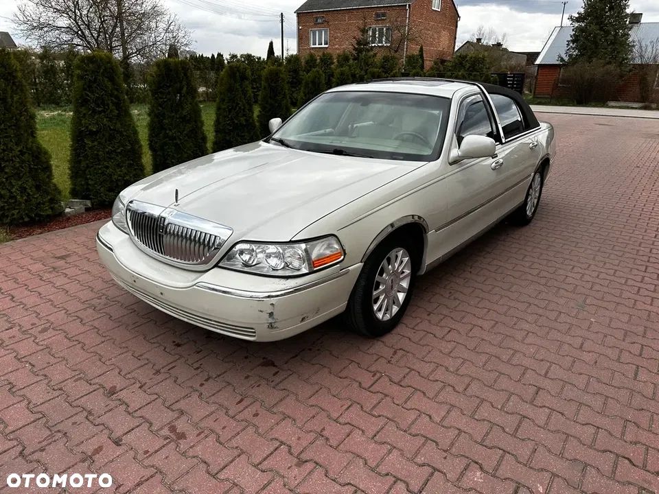 Lincoln Town Car - 10
