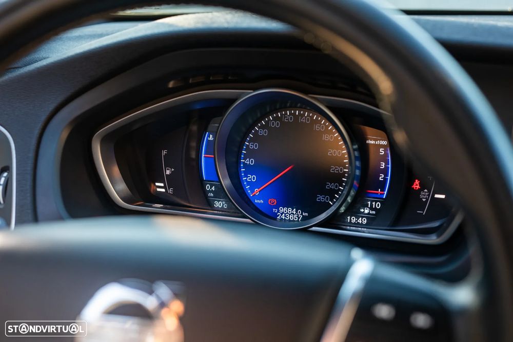 Volvo V40 D2 R Design - 9