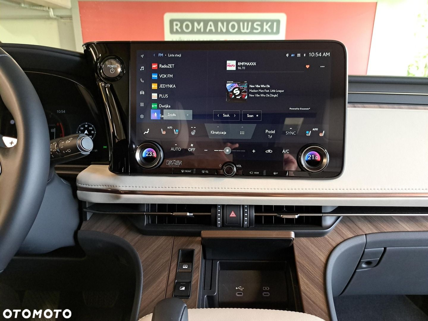 Lexus LM - 24