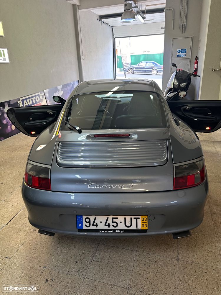 Porsche 911 (996) Carrera 4 - 36