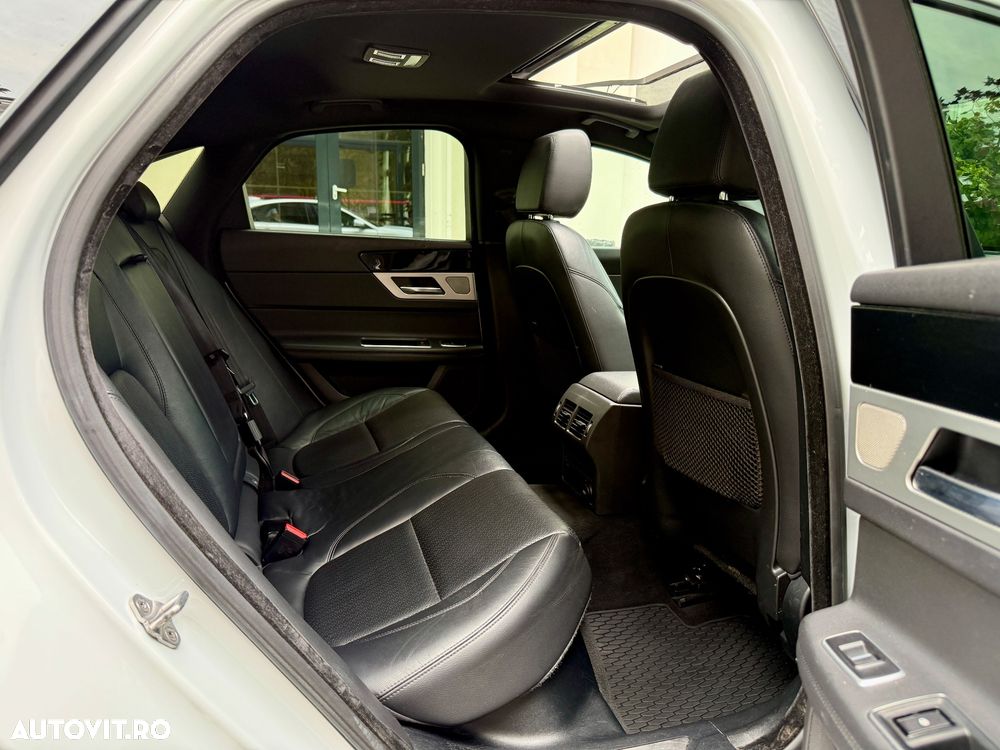 Jaguar XF 20d RWD Portfolio - 11