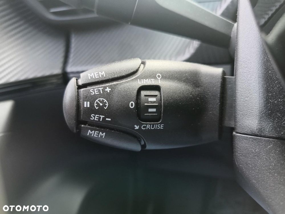 Peugeot 2008 PureTech 100 Allure S&S BVM6 - 22