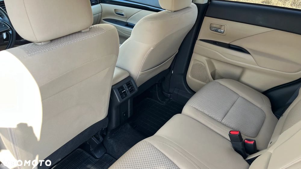 Mitsubishi Outlander 2.0 Intense + Navi 4WD CVT - 16