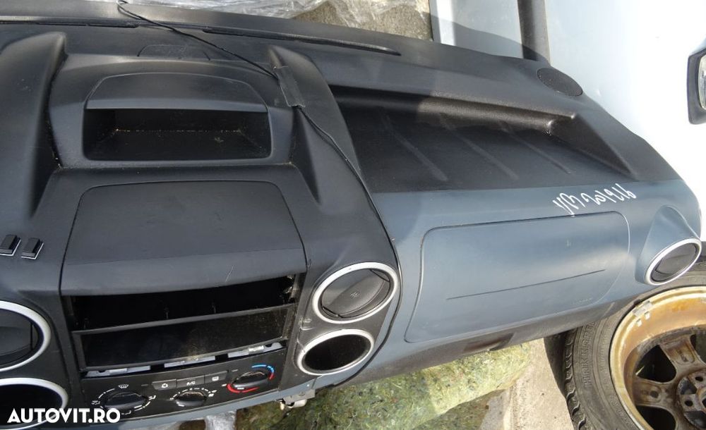 Plansa de bord Peugeot Partner din 2009 cu airbag volan si pasager volan pe stanga - 4