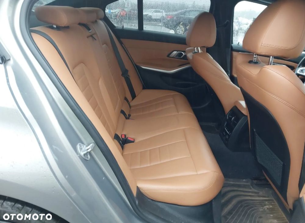 BMW Seria 3 330i xDrive M Sport Shadow - 12