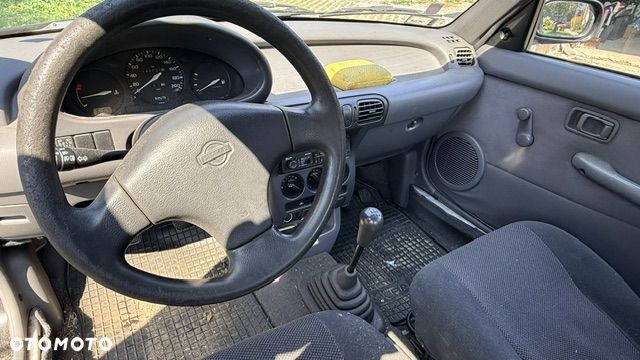 Nissan Micra 1.0 L - 5