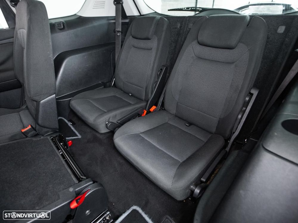 Ford S-Max - 11
