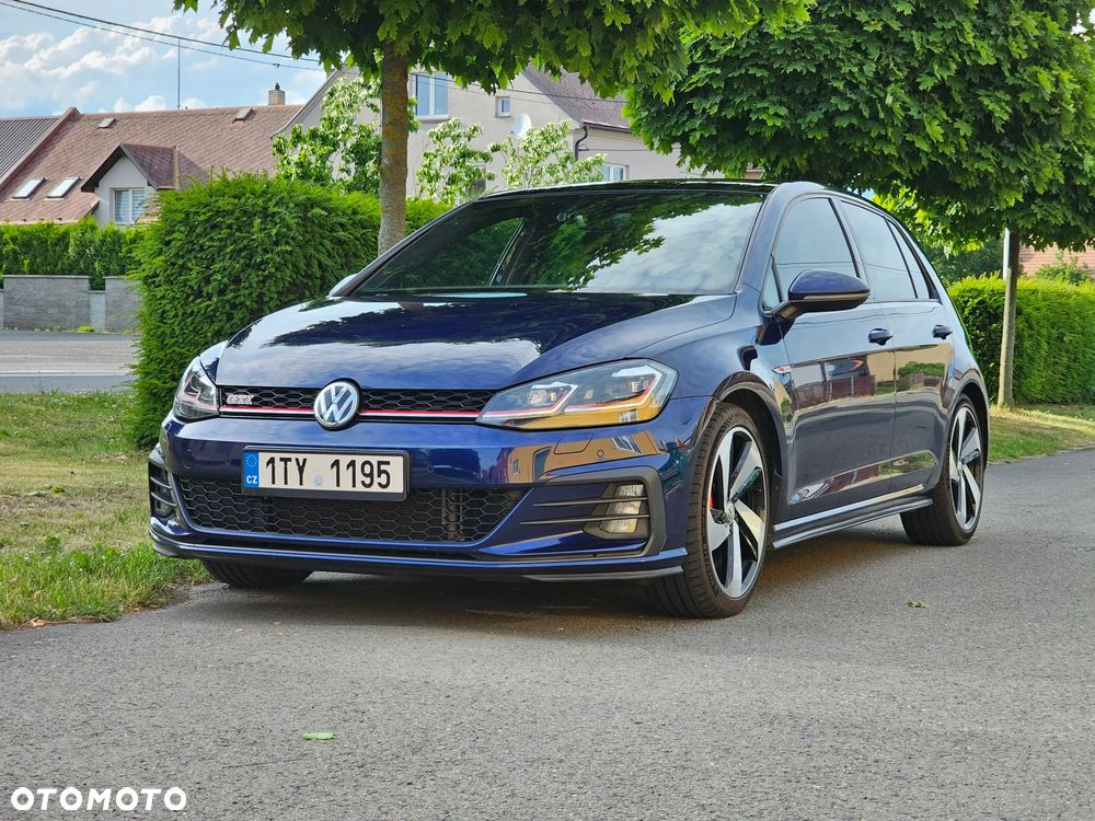 Volkswagen Golf - 1
