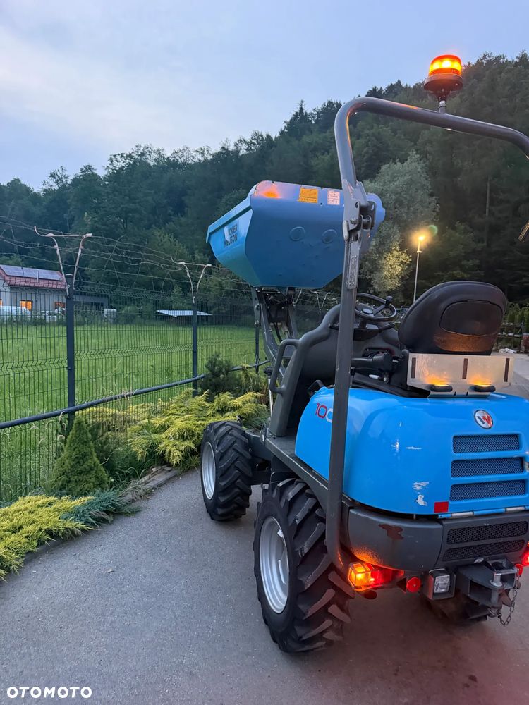 Wacker Neuson 1001 Wozidło Budowlane Rolnicze 4x4. Ładowność 1 tona. Wysokie podnoszenie+KIPER Wysoki! Sprowadzone z Norweskiej szkółki roślinnej. Maszyna Jak Nowa z Salonu 665 mtg. 2023 roku. Ani Deka luzów czy wycieków. Silnik Yanmar 3cyl. Potężna moc a maszyna bardzo mała i zwinna. Szybka wolna jazda. Oświetlenie rozbudowane. Wielka Okazja!  Jazda Rewers. Hydrostatic! Opony jak Nowe! - 33