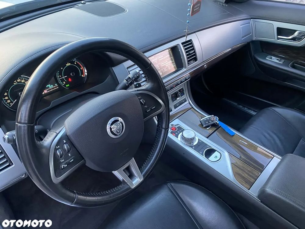 Jaguar XF 3.0 V6 D Luxury - 7