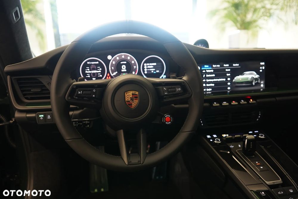 Porsche 911 Carrera 4 GTS - 10