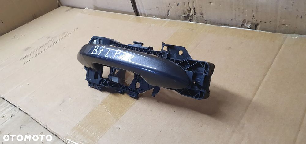 Klamka lewy przód przednia lewa mocowanie VW Passat B7 3C0837885H - 3