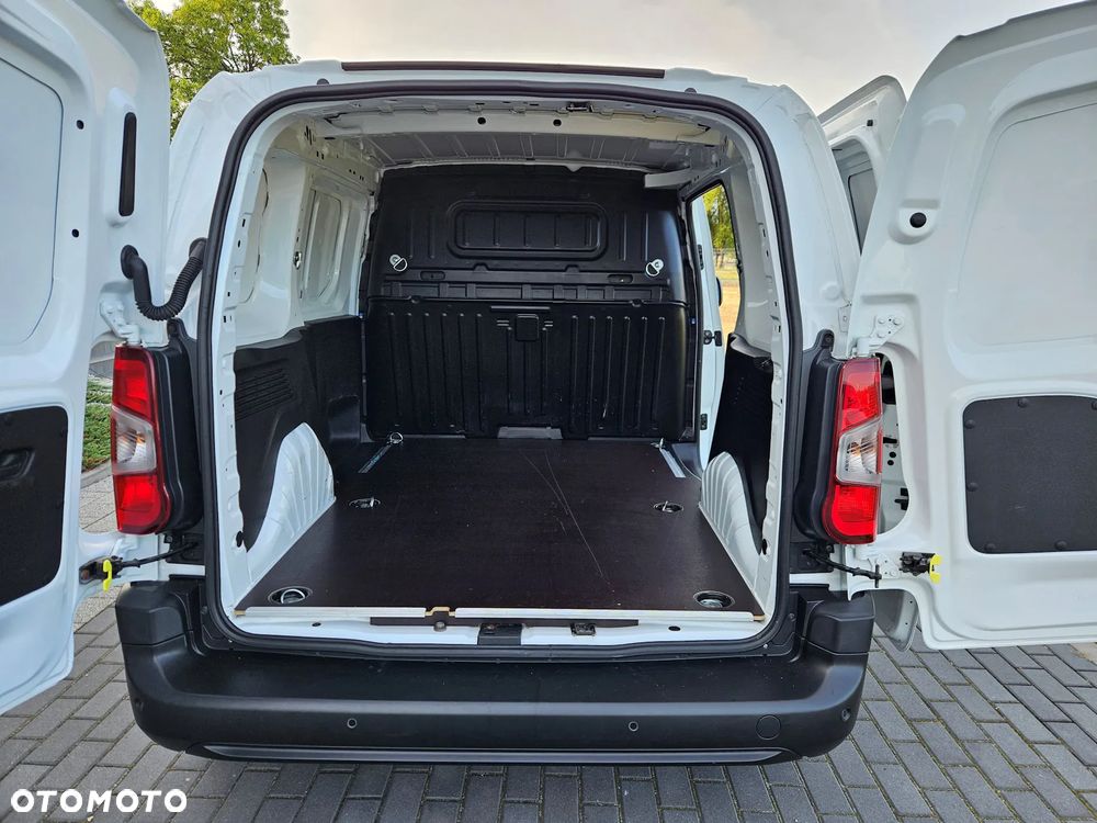 Opel Combo 1.2BENZ 110KM VAN - 16