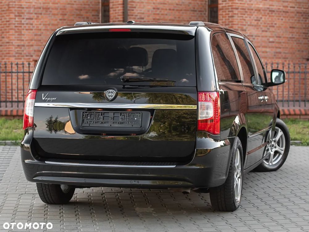 Lancia Voyager - 12