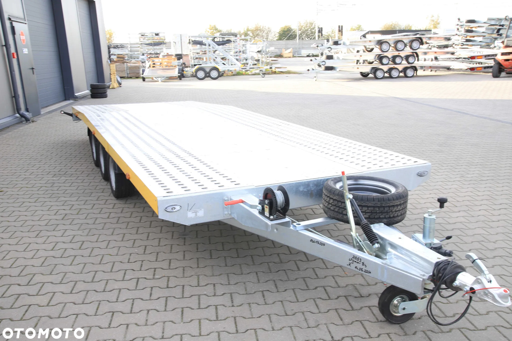 Niewiadów Jupiter kolorowa blenda 5.5x2.1 wypełnienie alu ryfel 3 osie koła 195R13C DMC 3500 kg - 5