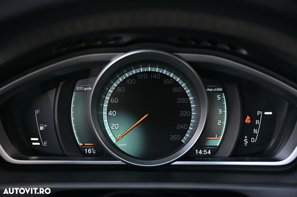 Volvo V40 D3 Geartronic RDesign - 25