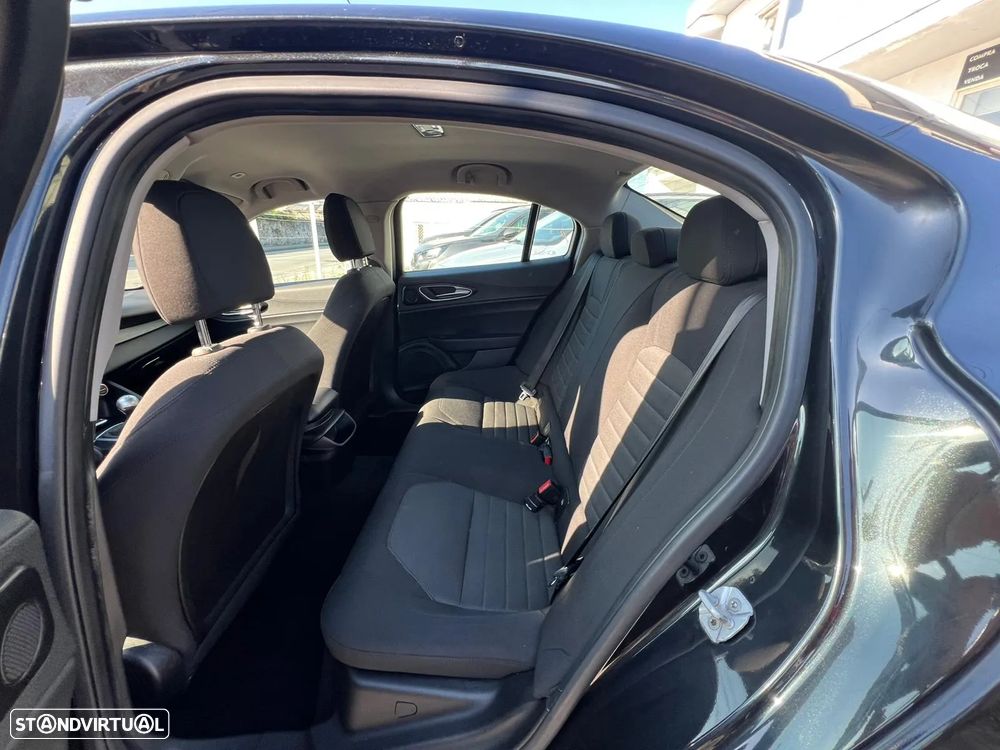 Alfa Romeo Giulia 2.2 D - 9