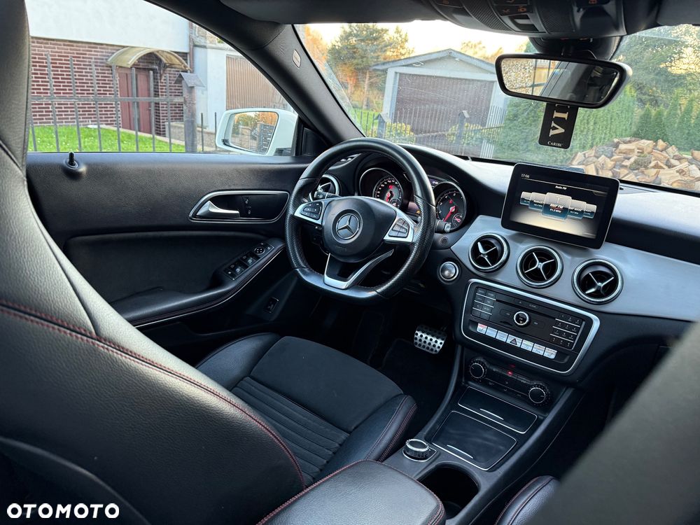 Mercedes-Benz CLA 220 4-Matic AMG Line - 13