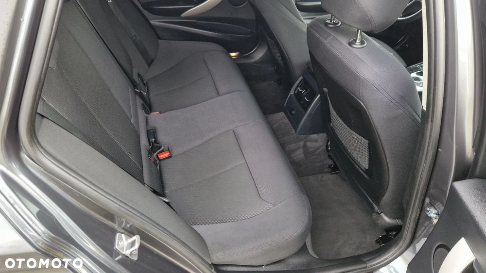 BMW Seria 3 320d Touring Luxury Line - 24