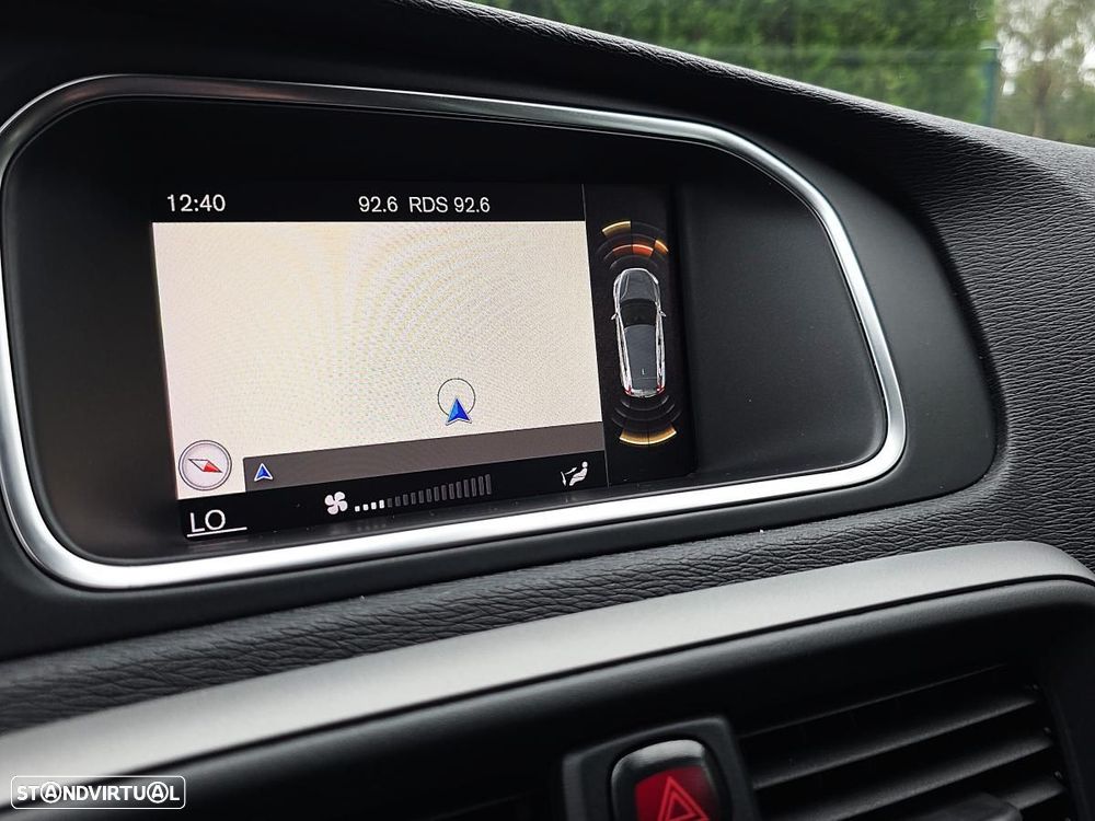 Volvo V40 2.0 D2 Momentum Geartronic - 24