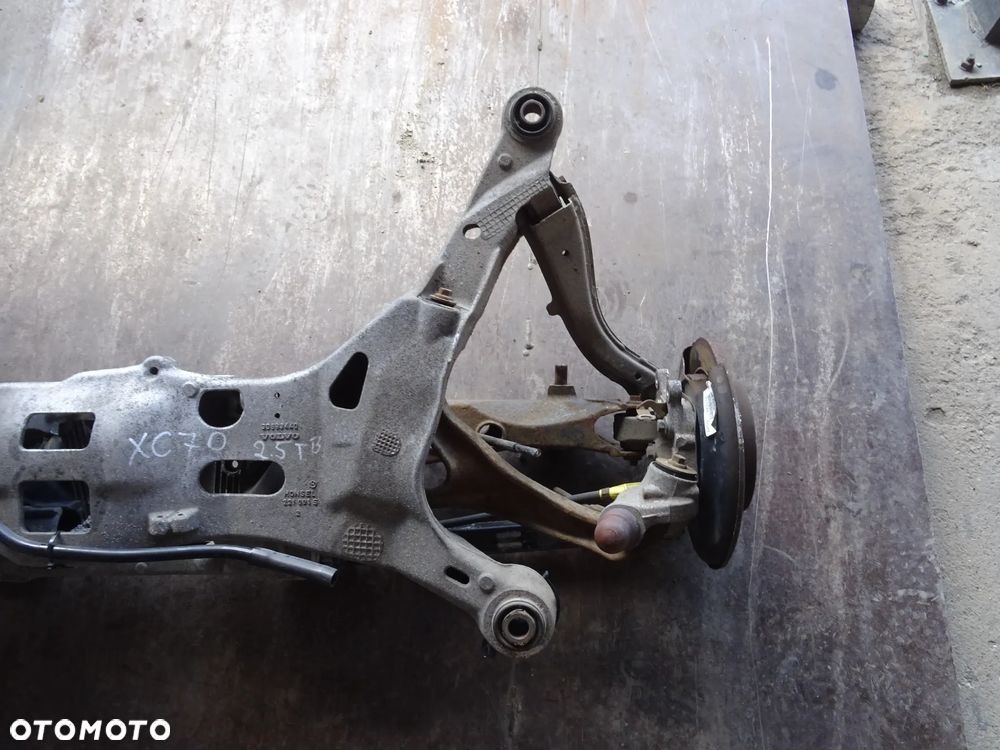 VOLVO XC70 01-07 2.5T 210KM BELKA ZAWIESZENIA TYŁ TYLNA - 3