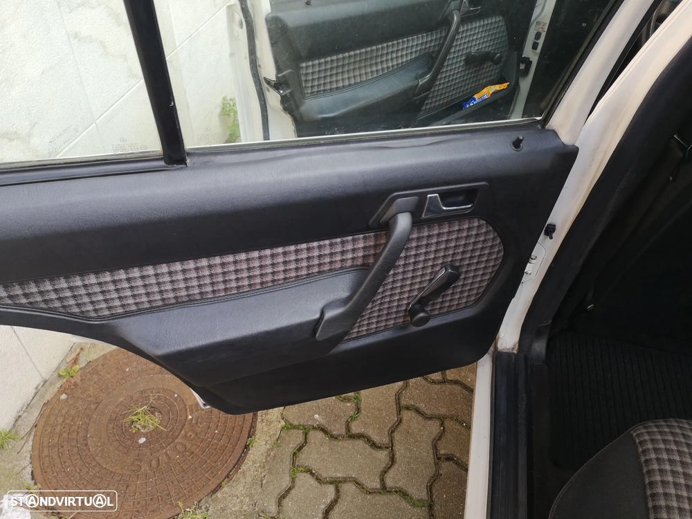 Mercedes-Benz W201 (1982-1993) 190 D 2.0 - 25