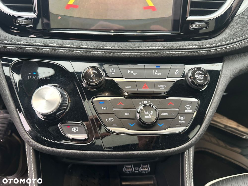 Chrysler Pacifica - 17