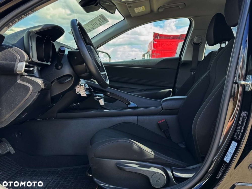 Hyundai Elantra - 13