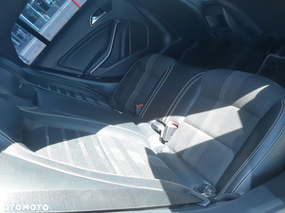 Mercedes-Benz CLA 200 d - 14