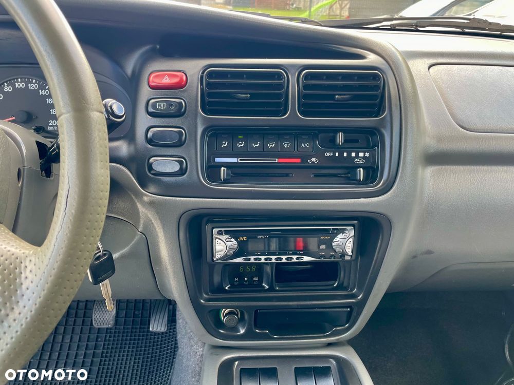 Suzuki Grand Vitara 2.0 Club - 31