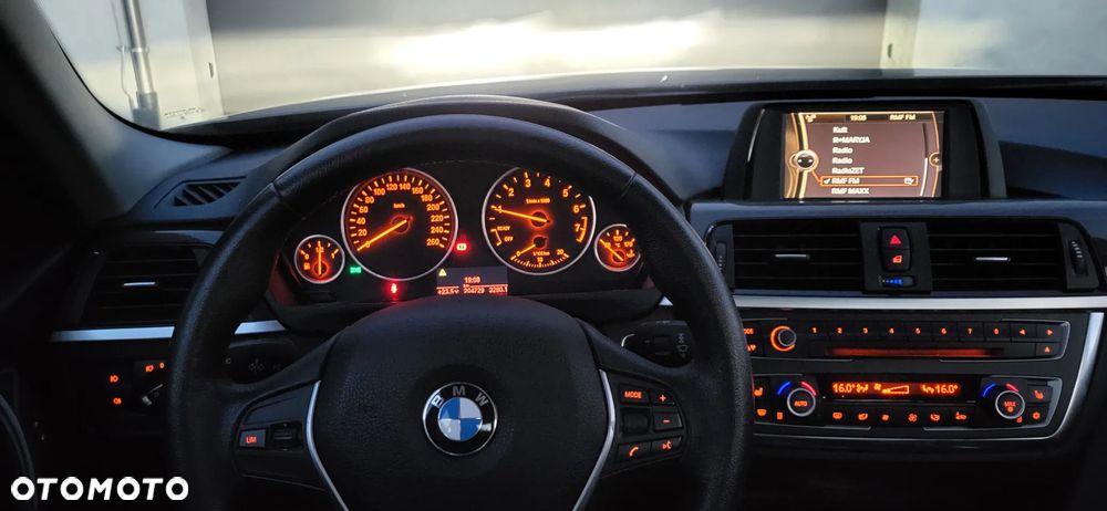 BMW Seria 3 320i Luxury Line - 19