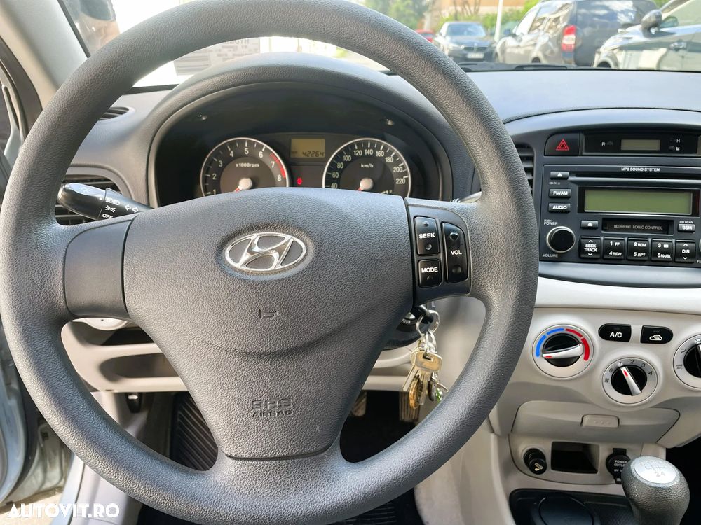 Hyundai Accent - 11