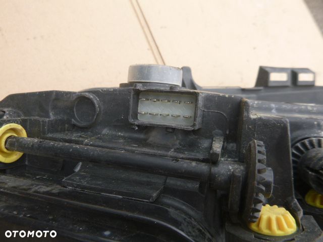 LAMPA PRAWY PRZÓD PRAWA PRZEDNIA OPEL CORSA D 06-11 - 18