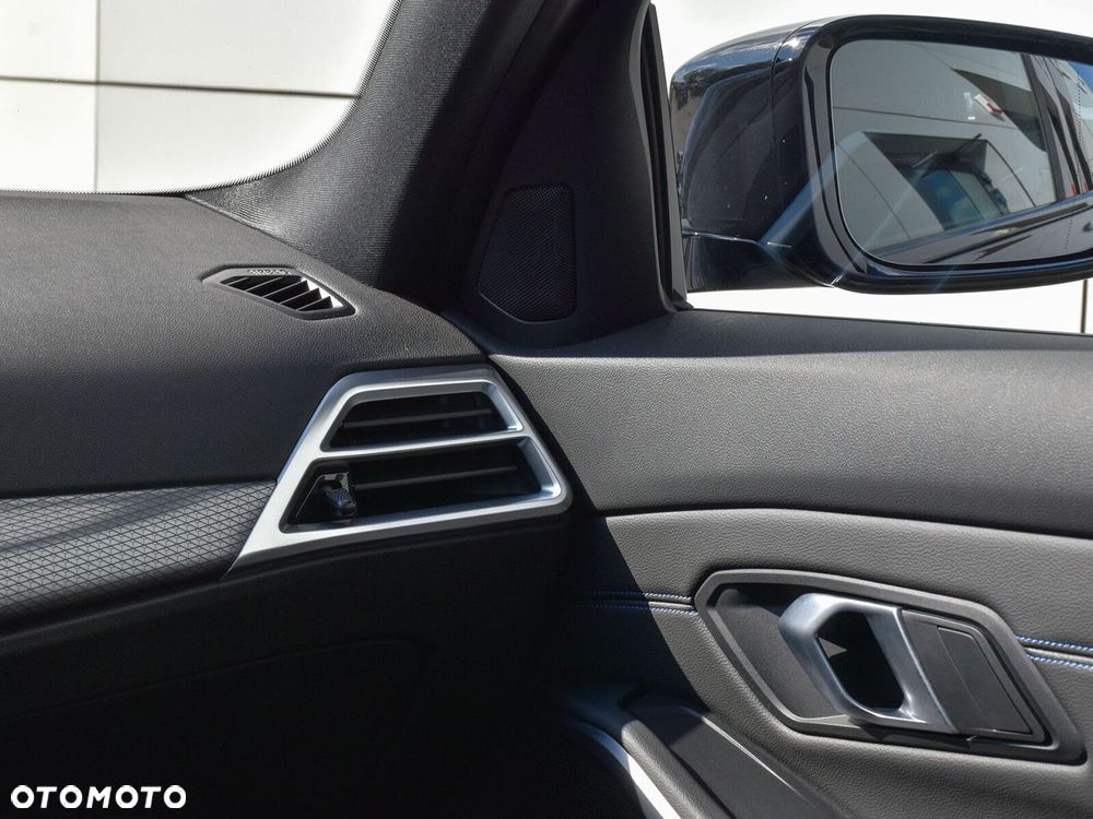 BMW Seria 3 330i xDrive M Sport - 30