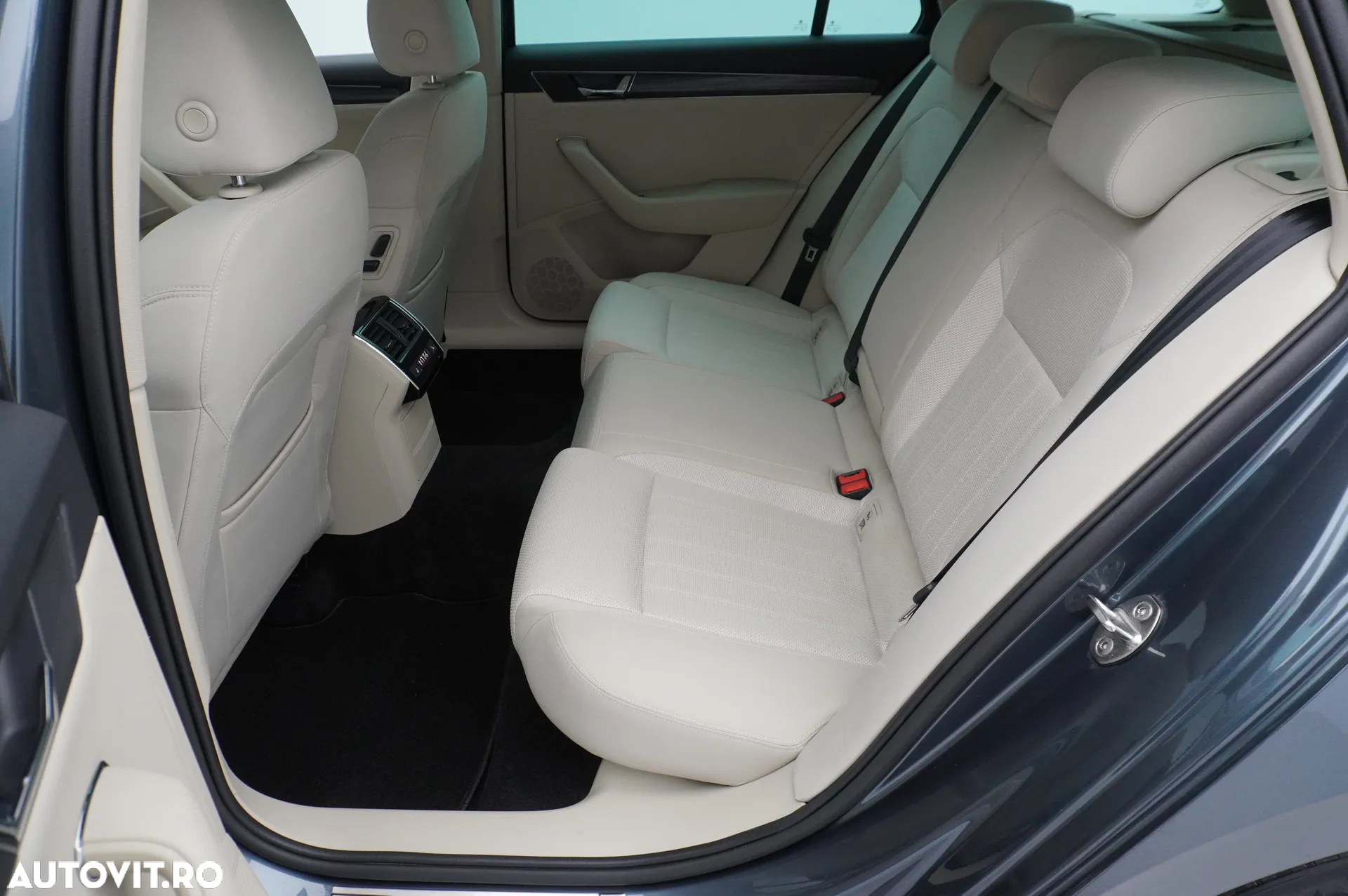 Skoda Superb 2.0 TDI 4X4 DSG Style - 11