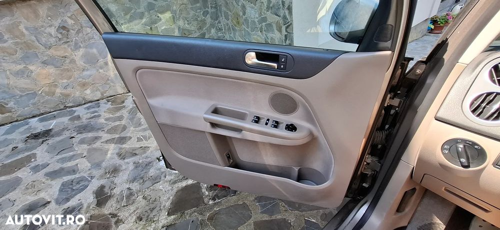 Volkswagen Golf Plus 1.6 TDI DPF Comfortline - 3