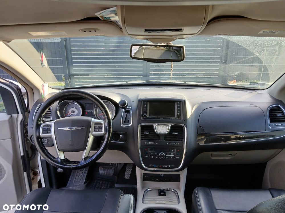 Chrysler Town & Country 3.6 Limited - 11