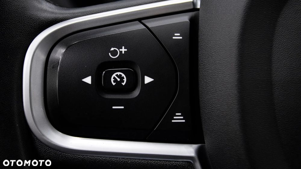 Volvo XC 60 B4 D Momentum Pro - 22