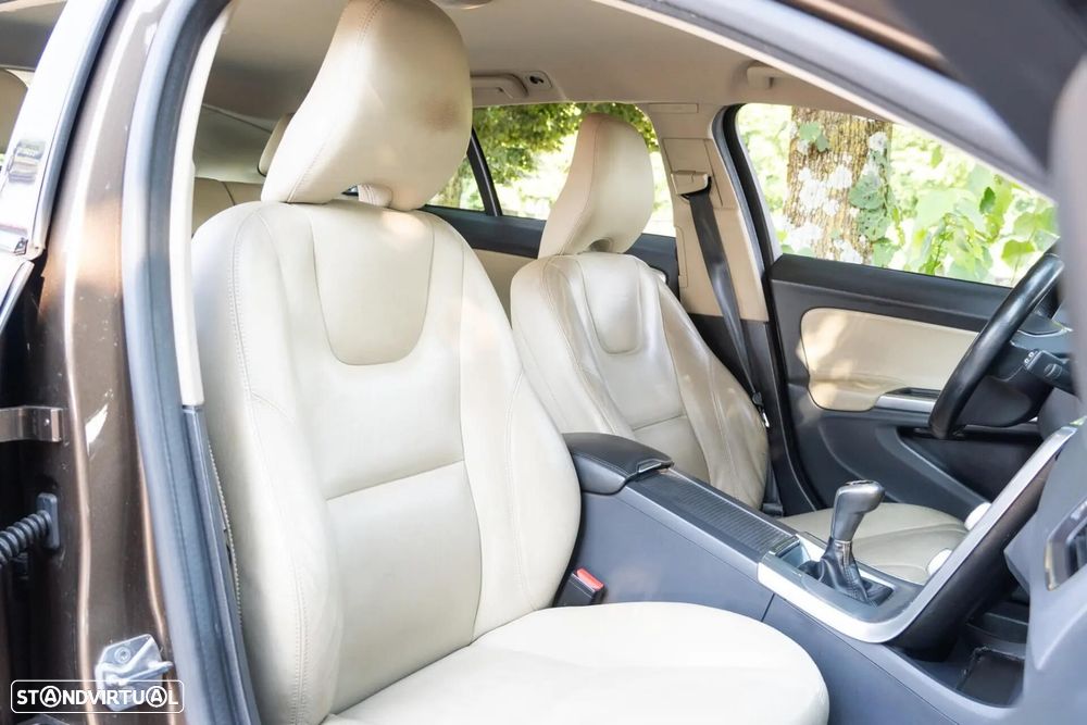 Volvo V60 Cross Country 2.0 D3 Momentum - 9