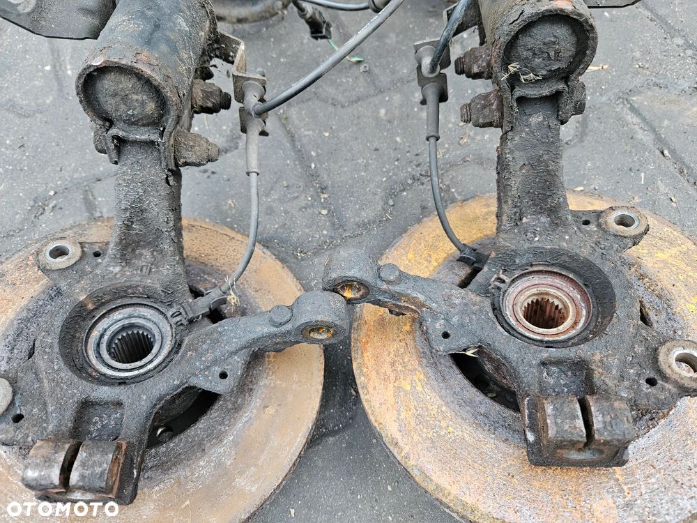 Renault Clio III 3 zwrotnica piasta przód przednia prawa