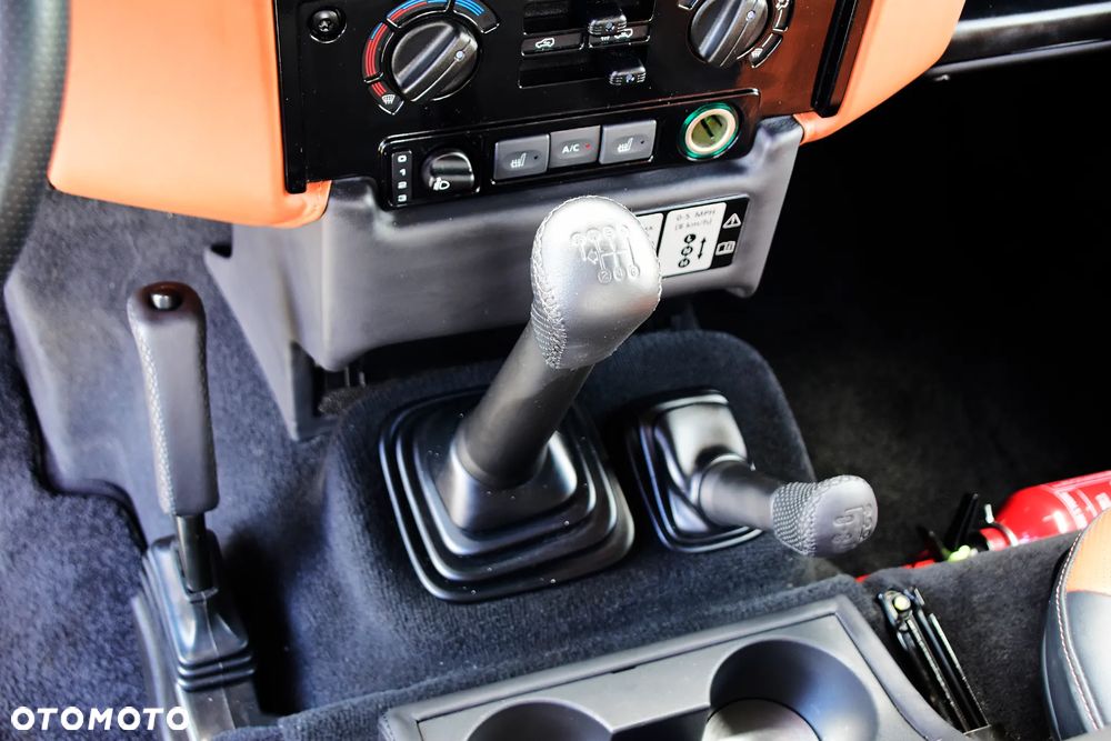 Land Rover Defender - 16