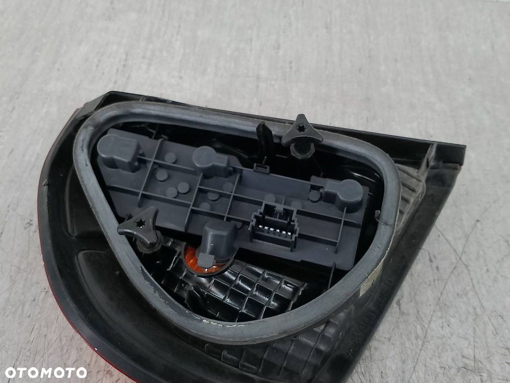 LAMPA TYLNA PRAWA RENAULT THALIA ( 01-08 ) SEDAN - 2