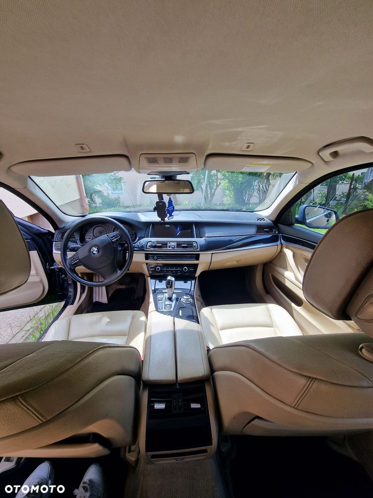 BMW Seria 5 525d xDrive - 15