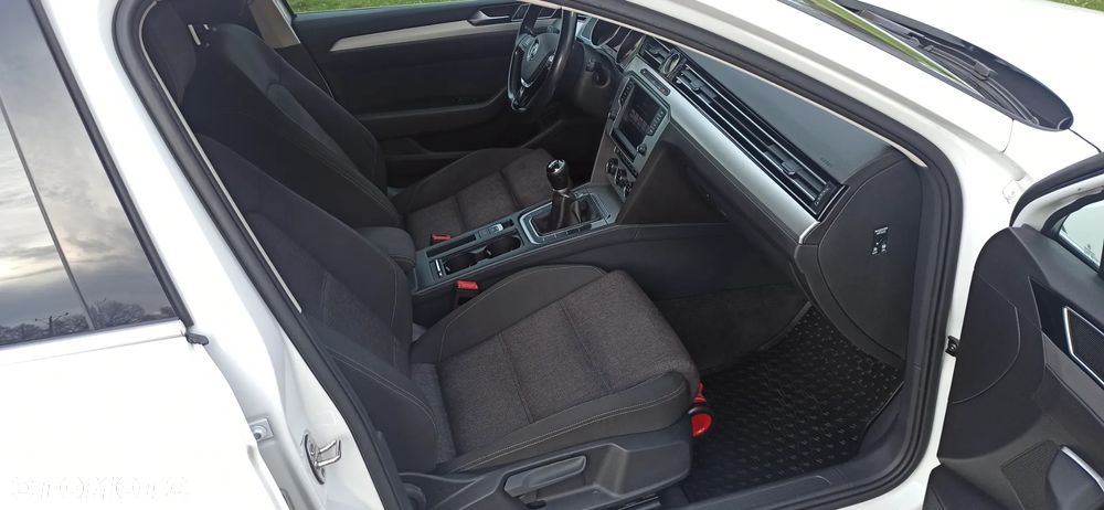 Volkswagen Passat - 15