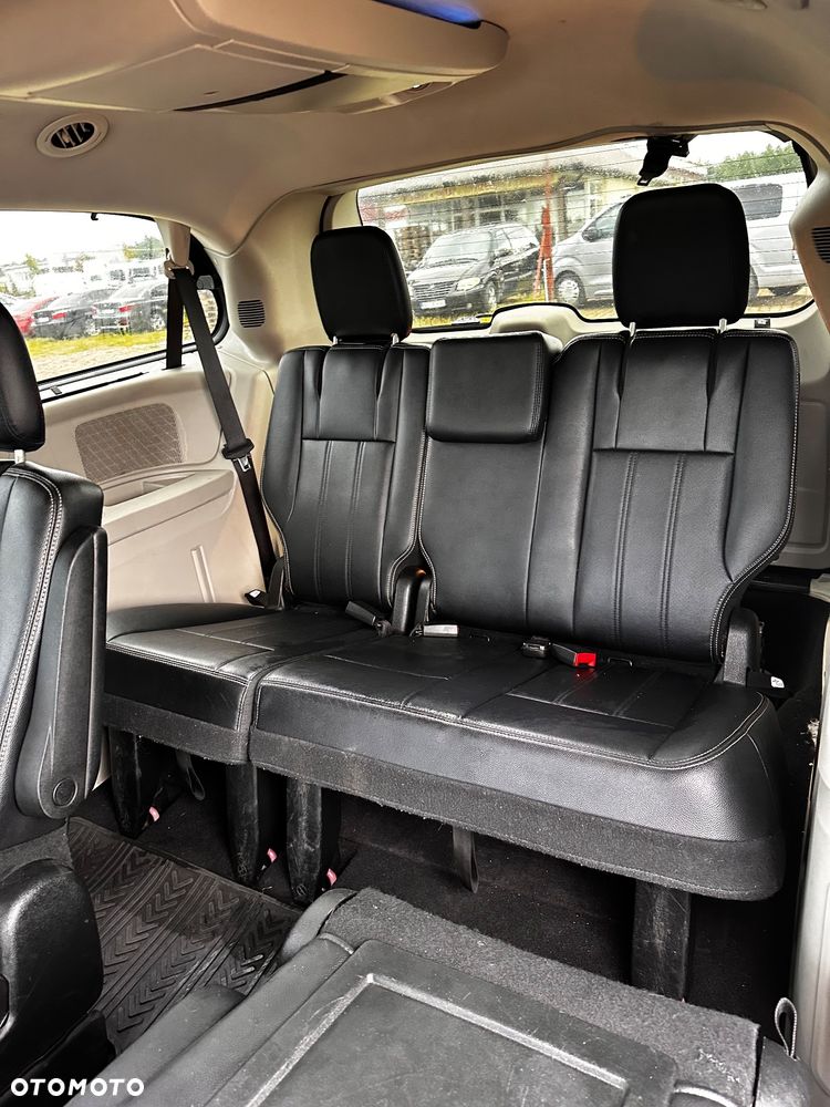 Chrysler Town & Country - 19